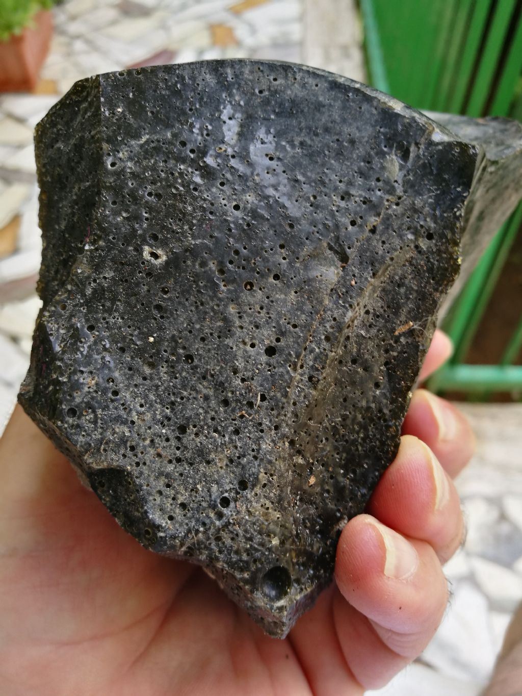 Identificazione roccia ricoperta da patina vetrosa